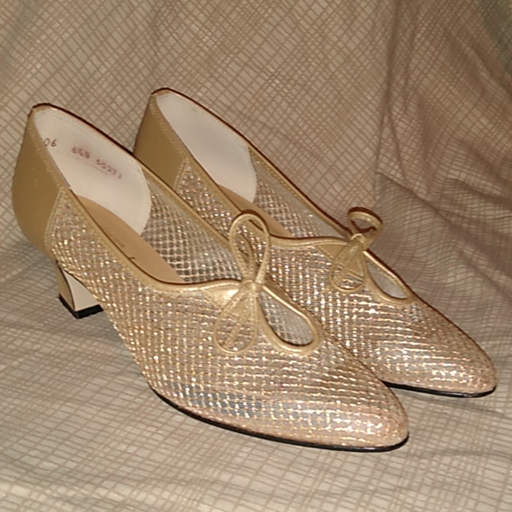 Magdesians Golden heels size 6 1/2 N